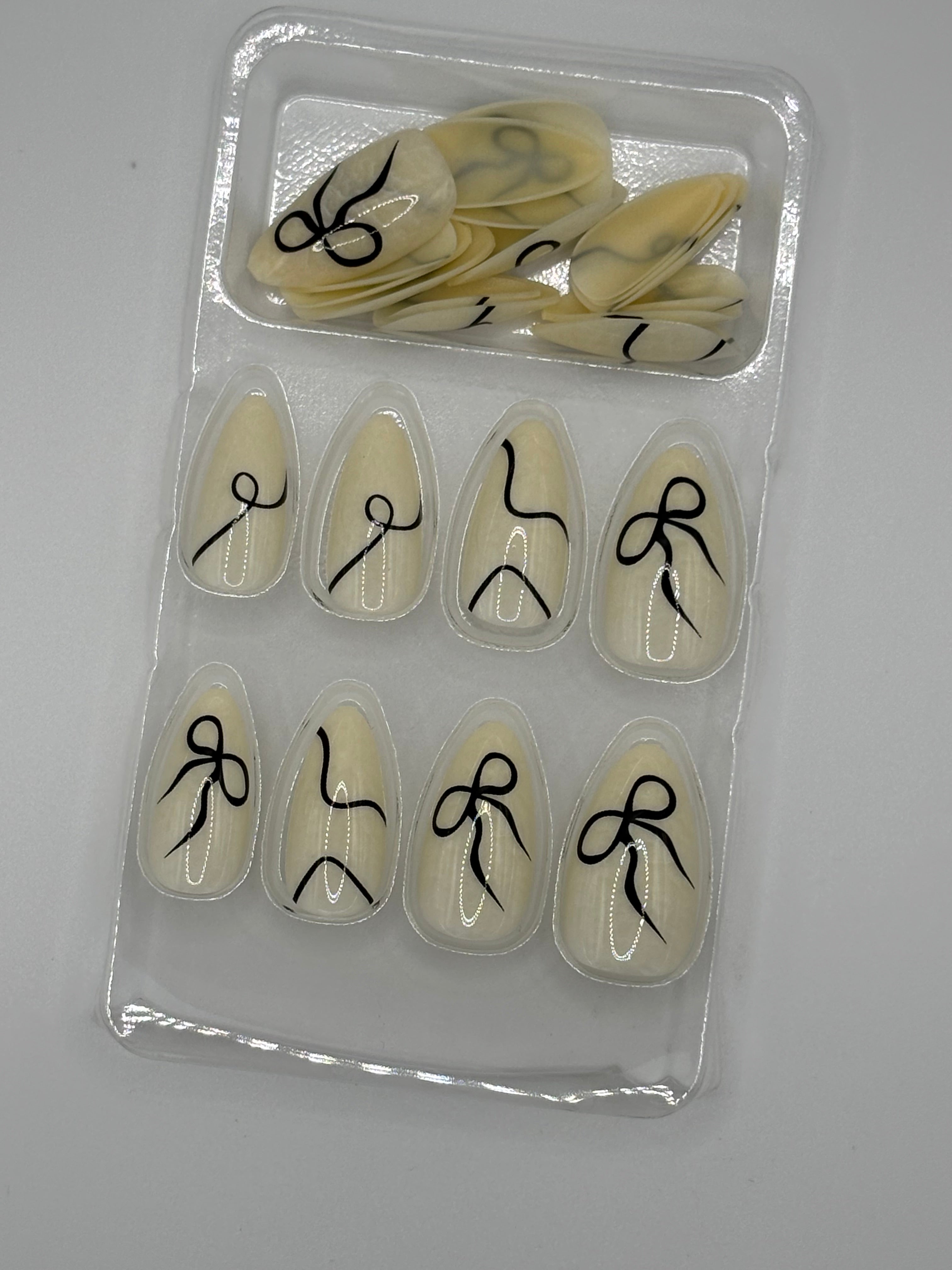 Ribbons & Bows Press-On Nails Short/Medium