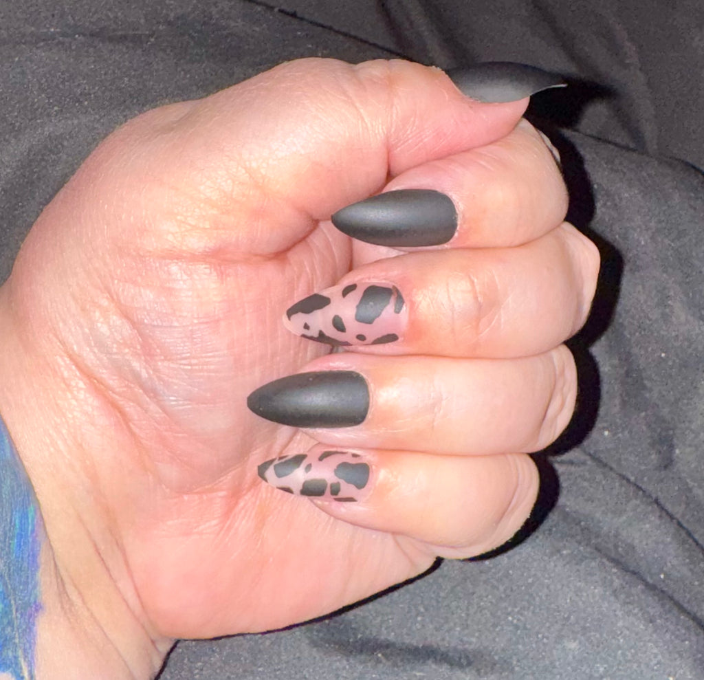 Moo’d Swing Press-On Nails Medium