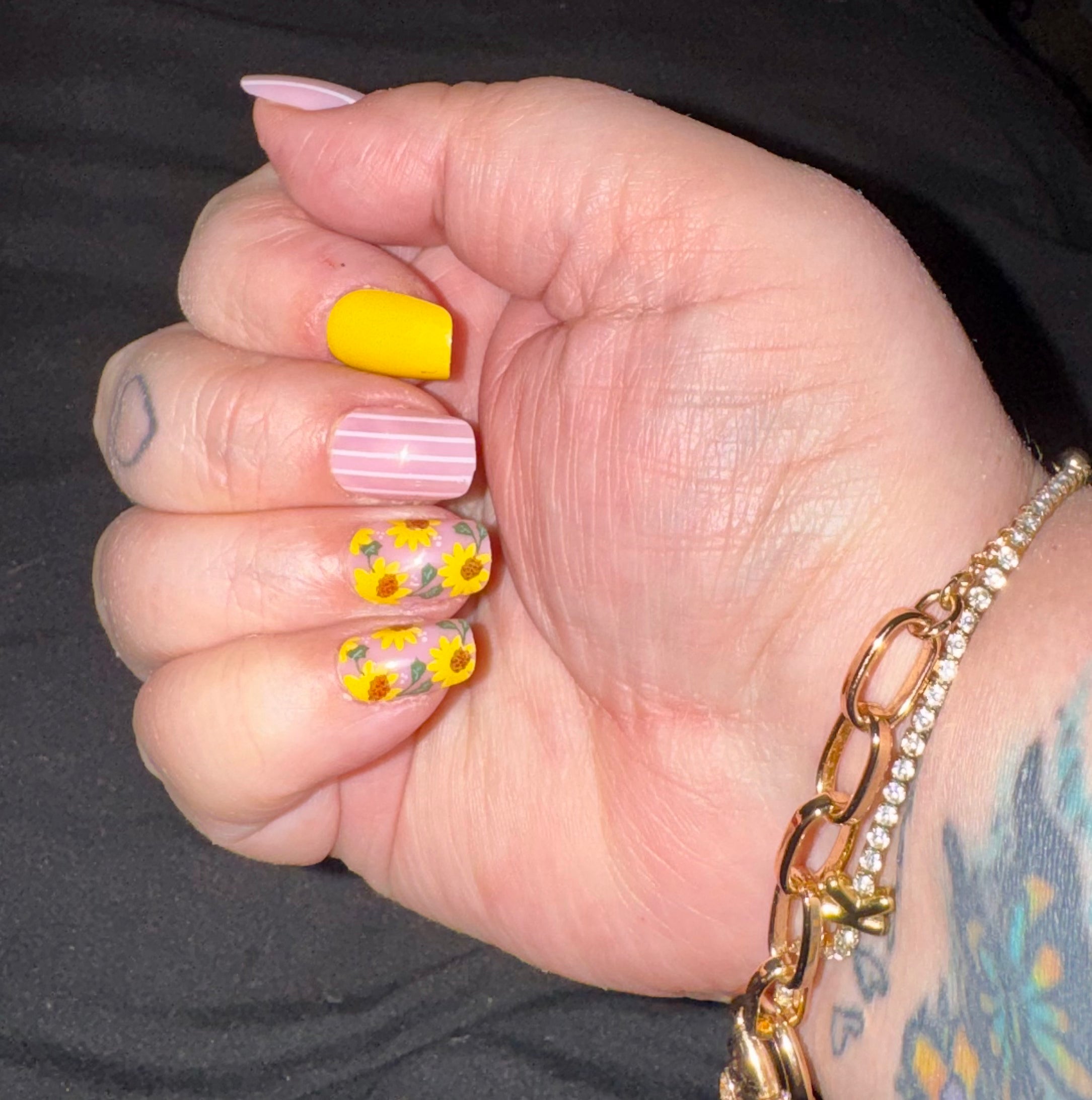 Sunny Stripes Press-On Nails Short
