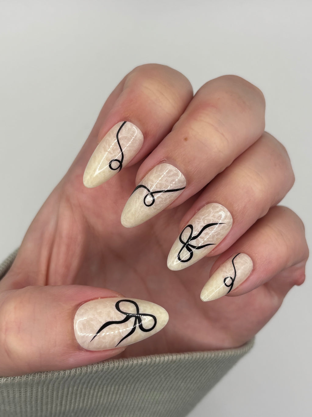 Ribbons & Bows Press-On Nails Short/Medium