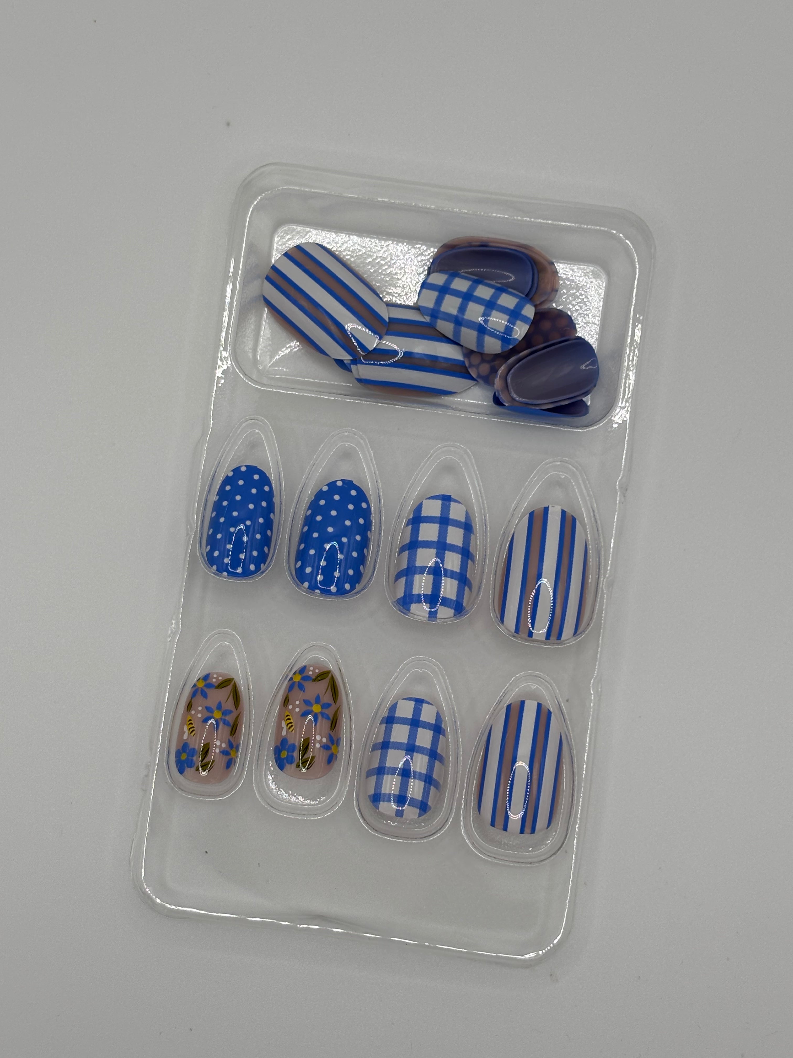 Picnic In Bloom Press-On Nails Short